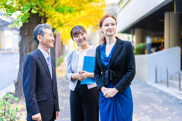 外を歩く男女と通訳者