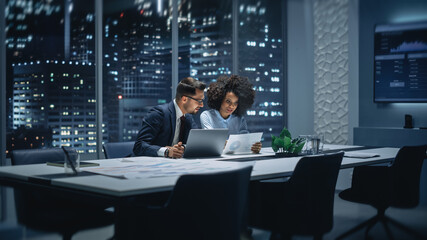 Leinwandbilder - Businesspeople in Modern Office: Business Meeting of Two Managers. Accountant and Operations Director Talk, Discuss, Brainstorm Corporate Strategy, Implementing Budget and Financial Plans. Night.