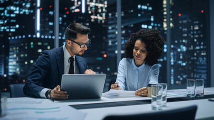 Aufkleber - Businesspeople in Modern Office: Business Meeting of Two Managers. CEO and Operations Director Talk, Discuss, Brainstorm Corporate Strategy, Implementing Marketing and Financial Plans. Evening.