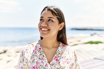 Canvas Print - Young latin woman smiling confident standing at seaside