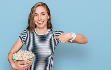 Poster - Young blonde woman eating popcorn pointing finger to one self smiling happy and proud