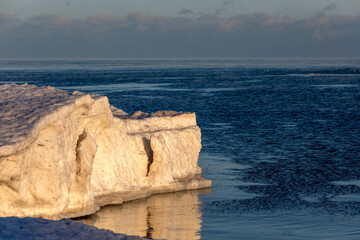 Canvas Print - The shoreline of lake Michigan in Wisconsin with light house