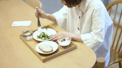 Wall Mural - 部屋で朝食を食べる女性