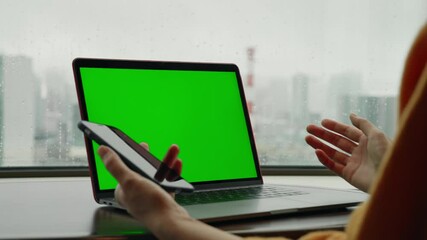 Poster - グリーン画面のパソコンとスマホを操作する女性　クロマキー合成用動画素材