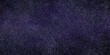 Tło z fioletowym brokatem, błyszczącymi drobinami w kolorze Very peri - trend roku 2022. Nowoczesny design, tapeta z teksturą brokatowych drobin.