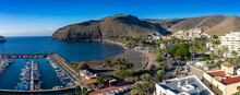 SAN SEBASTIAN, LA GOMERA, Kanarische Inseln: Panorama Der Hauptstadt Hafen Und Bunten Häusern
