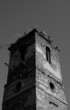 Stara zniszczona, zabytkowa wieża w czerni i bieli.