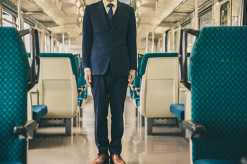 電車内で一人立っている男性　Office worker