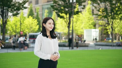 Poster - 待ち合わせする女性