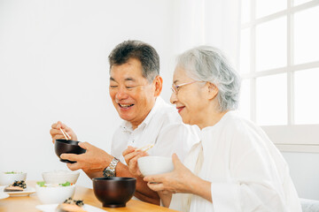 Poster - 食事する高齢者の男女
