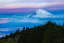 雪が積もった朝焼けの富士山