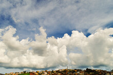 Beautiful Landscape With Blue Sky Many Clouds And Houses At The Top Of The Hill.. Céu Azul Nuvens Casas No Morro.