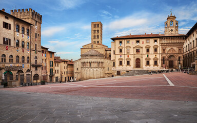 Canvas Print - Arezzo, Tuscany, Italy: the main square Piazza Grande with the medieval church and buildings, in the old town of the ancient Italian city of art