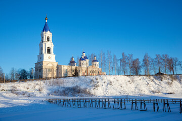 Wall Mural - View from the river to the old Resurrection Cathedral on a sunny January day. Kashin, Tver oblast, Russia