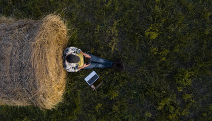 Aufkleber - Farmer with laptop on the field. Drone point of view. Smart farming and agriculture digitalization	
