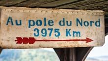 The North Pole Direction And Distance French Sign