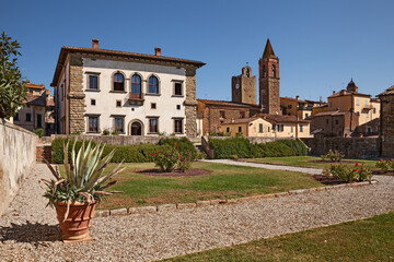 Canvas Print - Arezzo, Tuscany, Italy: the ancient town hall Palazzo Del Monte with a garden in the beautiful village in the Tuscan hills