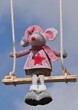 © Clarini - Stofftiermaus schaukelt vor Himmel