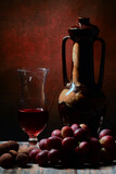 Karafka i kieliszek, czerwone wino. Winogrona  różowe i liczi. Kompozycja martwa natura jako tekstura tła lub na tapetę.