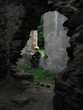 dziecko w kasku motocyklowym w ruinach