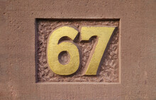 Hausnummer 67 Mit Goldener Oberfläche