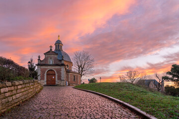 In Geraadsbergen stay a beautiful chapel on the hill