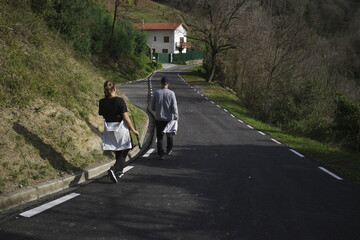 Sticker - Couple walking in the countryside