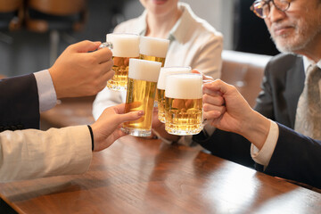 Wall Mural - ビールで乾杯する会社帰りの打ち上げ飲み会手元