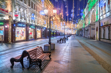 Wall Mural - Christmas decorations on Nikolskaya street in Moscow in the light of night lights