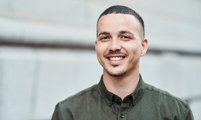 Aufkleber - Confidence does wonders for your career. Portrait of a confident young businessman standing against an urban background.