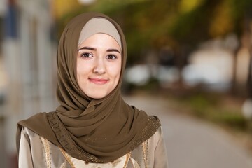 Poster - beautiful woman in hijab smiling on outdoor background