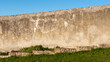 © Darío Peña - Muro rústico de piedra deteriorado