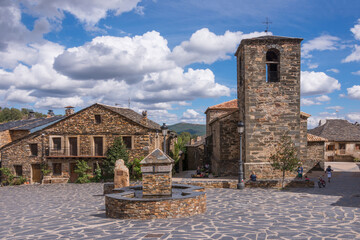 plaza e iglesia parroquial de san idelfonso en el pueblo de valverde de los arroyos en la provincia 