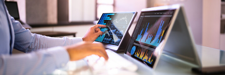 Aufkleber - African Businessman Using Analytics Data KPI Dashboard