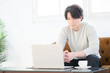© kapinon - 自宅でパソコンをしている男性