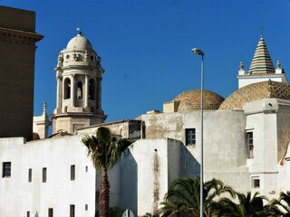 la santa y apostólica iglesia catedral de cádiz es la sede episcopal de la diócesis de cádiz y ceuta