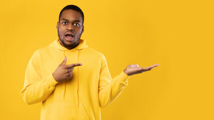 Poster - Shocked Black Man Pointing Finger Showing Copy Space, Yellow Background