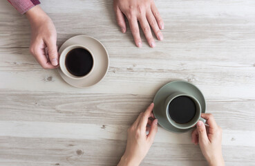 Two people drinking coffee. Conversation, two people, couples, enjoying conversation, communication, dating, etc. コーヒーを飲む2人。会話、2人、夫婦、カップル、コミュニケーション、デートなど