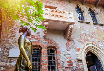 Wall Mural - Verona, Italy. Bronze statue and balcony of Juliet's house.