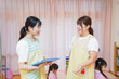© maroke - 引き継ぎをする保育士