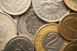 moneta jedno złotowa i kilka monet polskich na betonie,polski złoty	