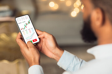Aufkleber - Relaxed black businessman checking bitcoin price on cellphone