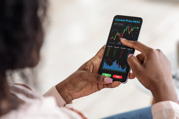 Aufkleber - African american woman checking bitcoin price, using mobile app