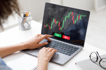 Aufkleber - Cropped of black businesswoman analysing market online on laptop