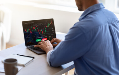 Aufkleber - Unrecognizable black businessman working on laptop in office, trading online