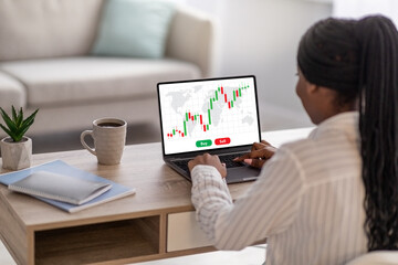 Aufkleber - Successful black woman trading online while staying home