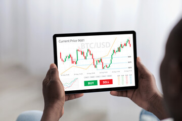 Aufkleber - Cropped of black man buying bitcoins while staying at home