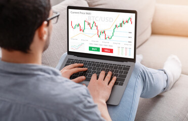 Aufkleber - Businessman chilling at home with laptop, trading online