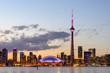 Stadtansicht von Toronto, Kanada, in der Abenddämmerung, Blick auf CN Tower und Downtown