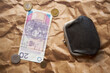 pieniądze ,monety i czarna portmonetka na papierowym tle,polski złoty	